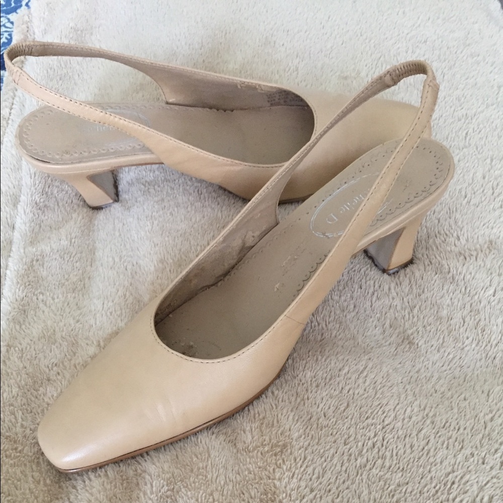 Michelle D Women’s Cream Leather Slingback Pump